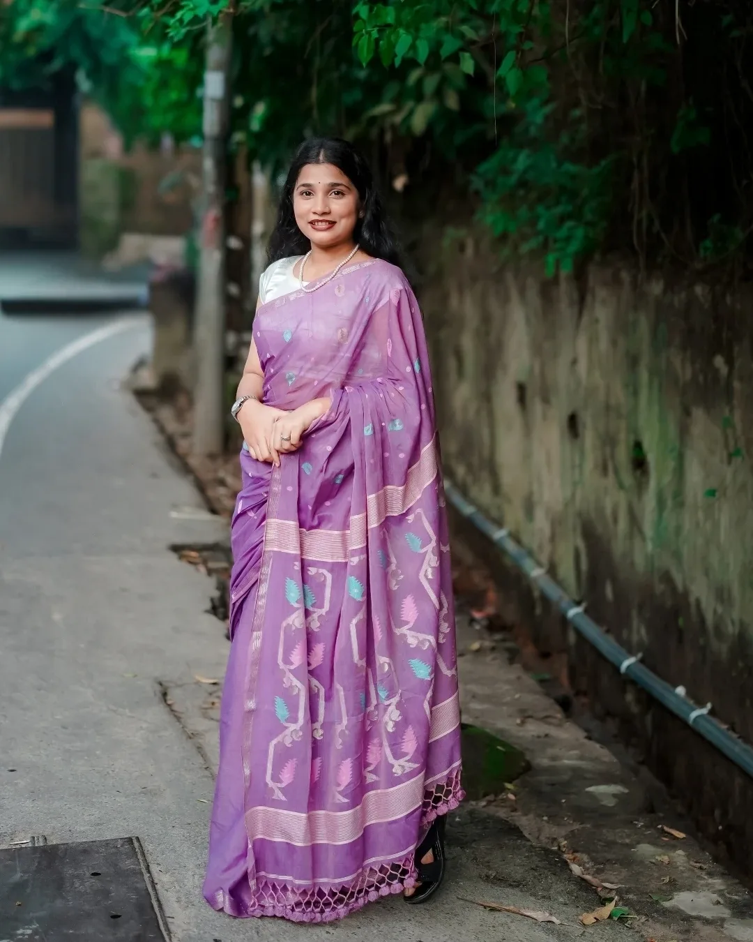 অরিজিনাল টাঙ্গাইল প্রিমিয়াম কটন হ্যান্ডওভেন বুটি শাড়ি view 2