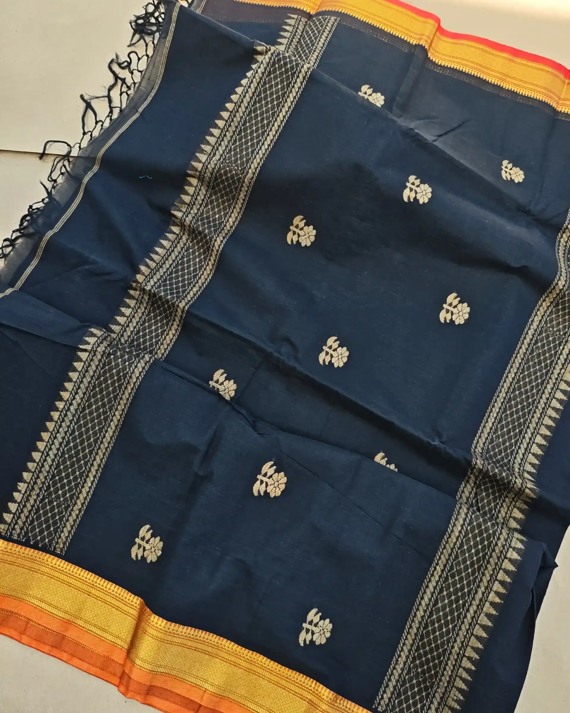 অরিজিনাল টাঙ্গাইল প্রিমিয়াম হ্যান্ডলুম কটন শাড়ি view 4