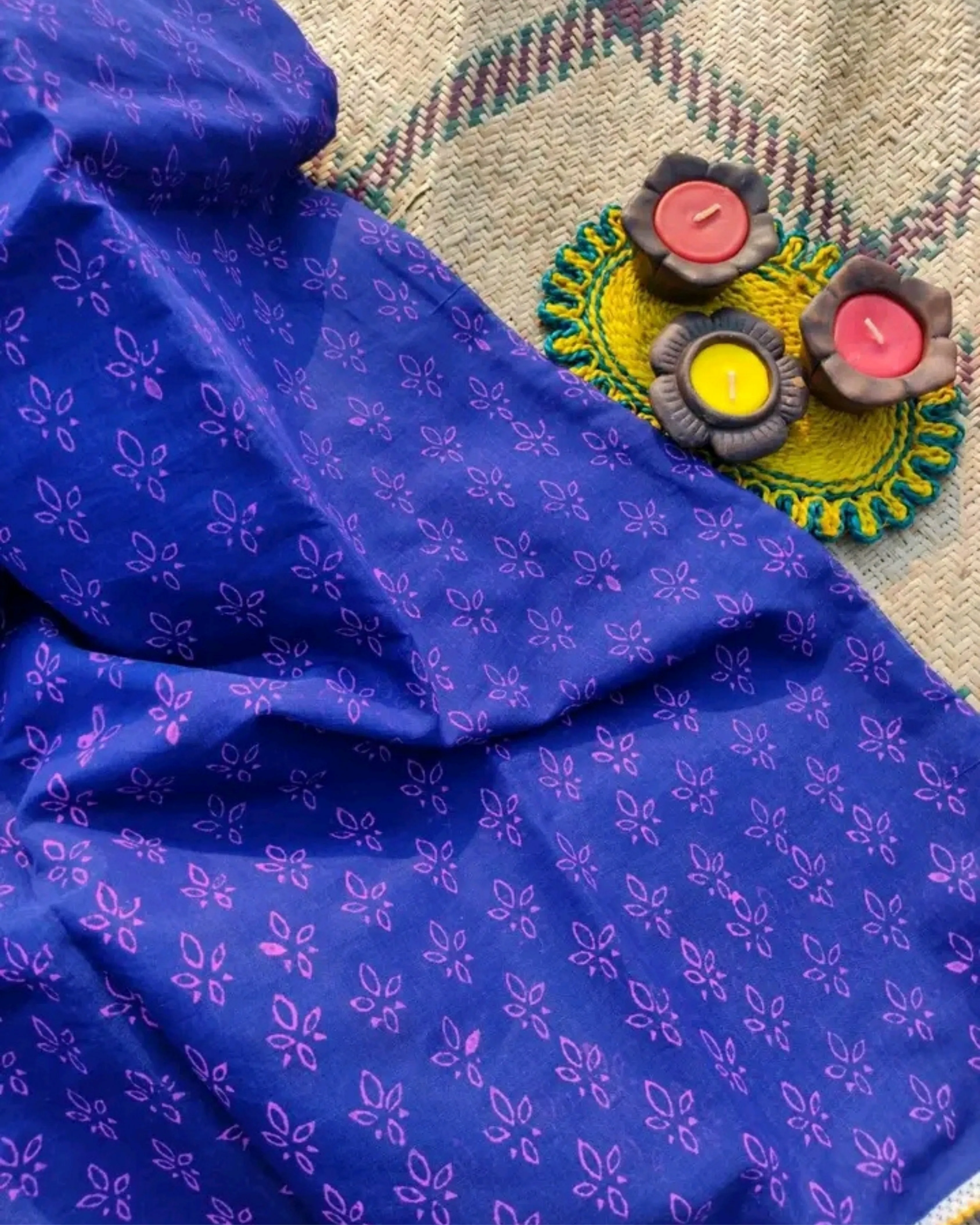 রাজকীয় নীল ও গাঢ় গোলাপি ফুলেল নকশার প্রিমিয়াম মসলিন শাড়ি view 2