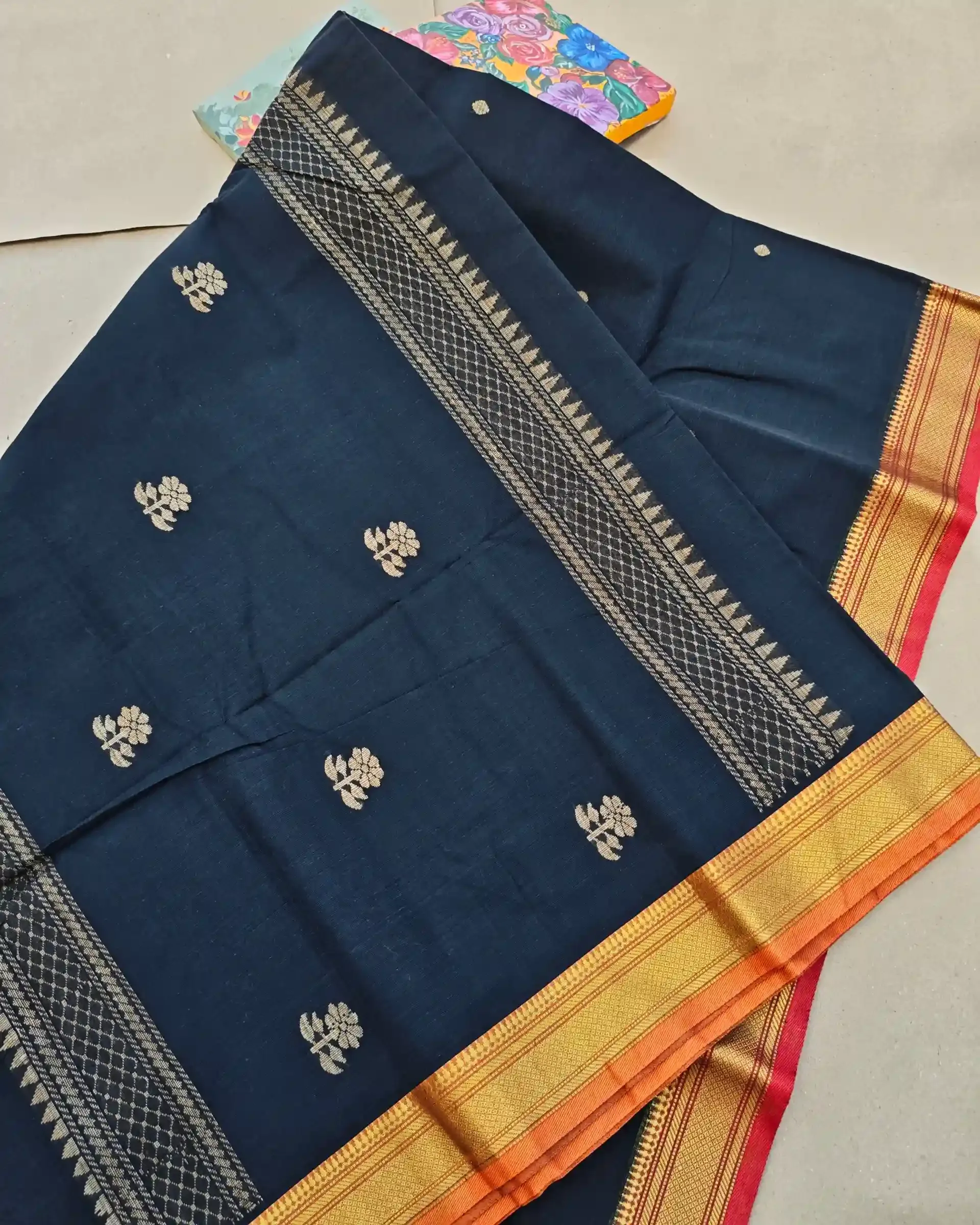 অরিজিনাল টাঙ্গাইল প্রিমিয়াম হ্যান্ডলুম কটন শাড়ি view 3