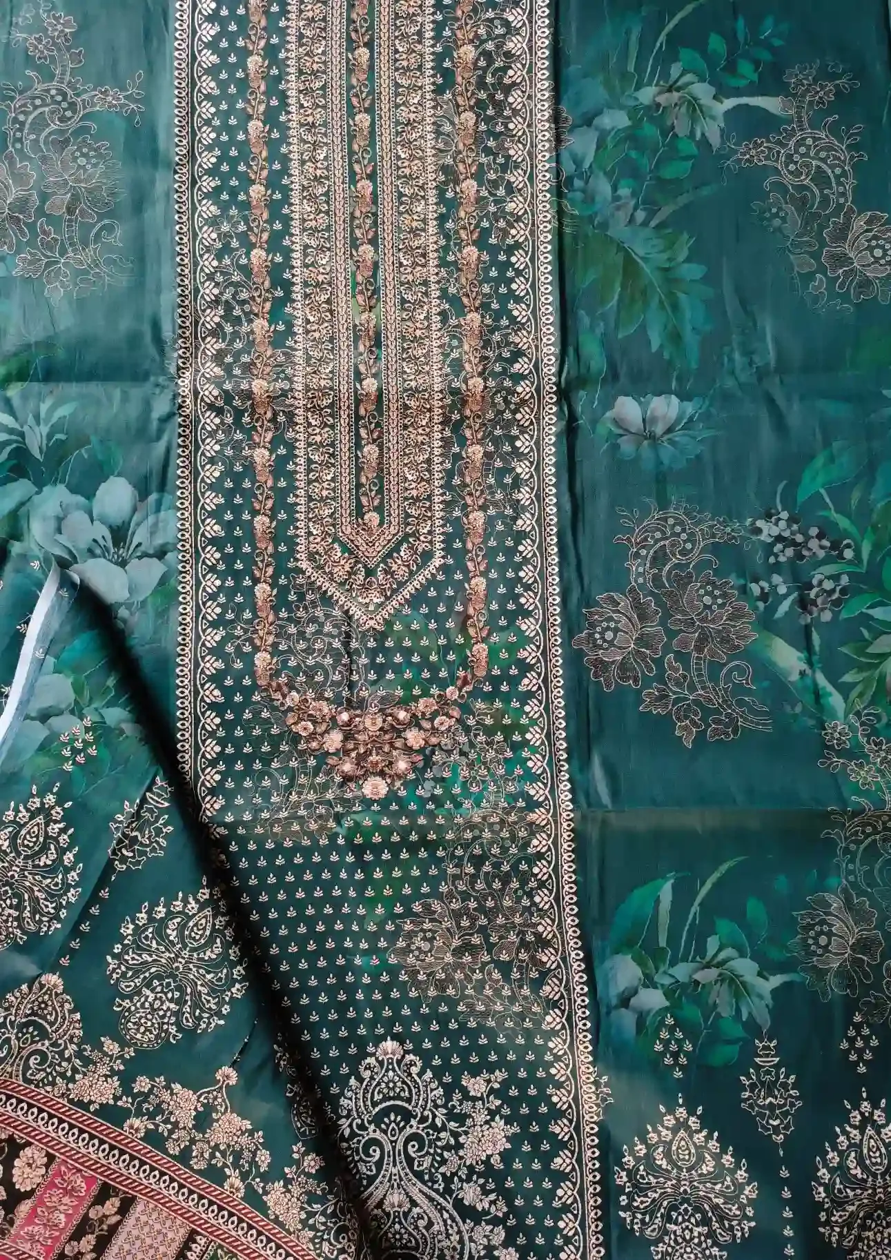 জামজাম ট্র্যাডিশনাল বারোক প্রিন্টেড প্রিমিয়াম আনস্টিচড কটন থ্রি-পিস view 3