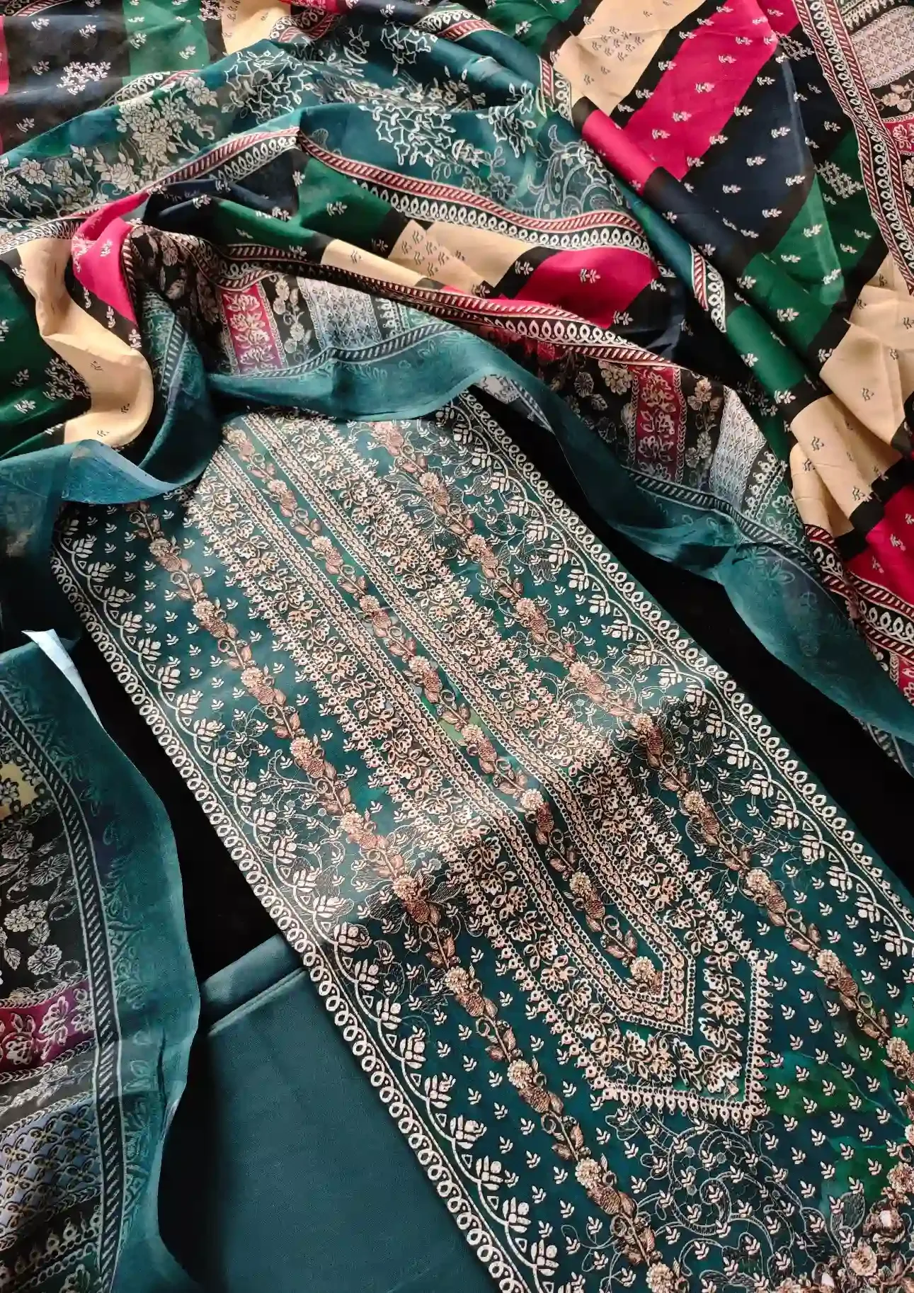 জামজাম ট্র্যাডিশনাল বারোক প্রিন্টেড প্রিমিয়াম আনস্টিচড কটন থ্রি-পিস